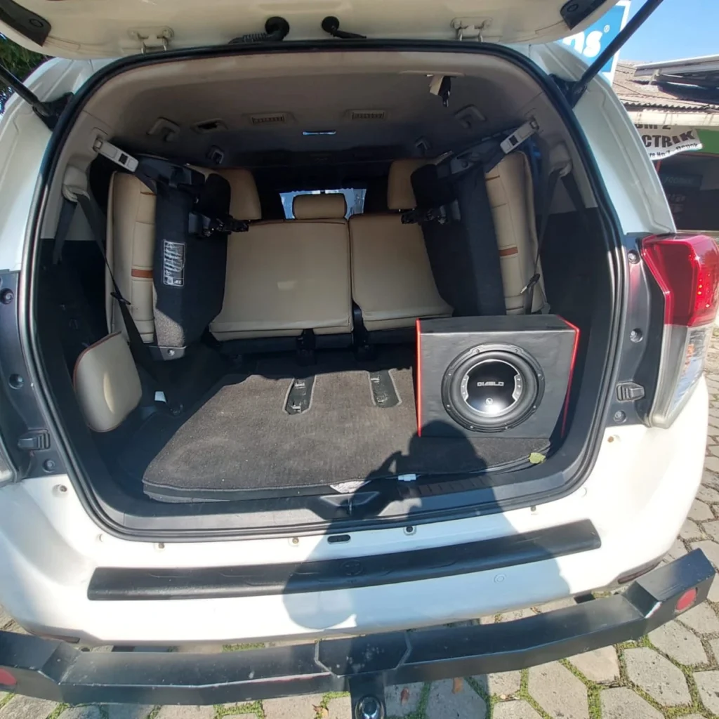 di jual mobil innova reborn subwoofer